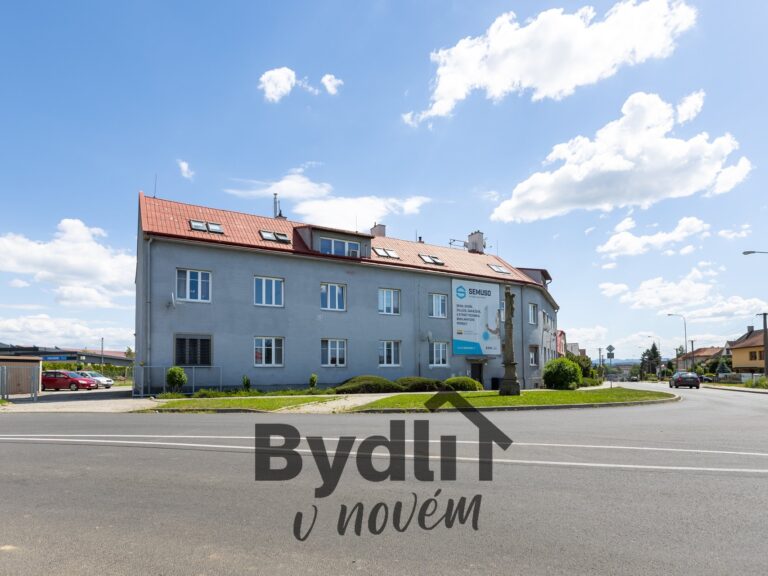 Luxusní atypický byt 1+KK s terasou, zahradou a možností garáže – klidné bydlení s maximálním komfortem