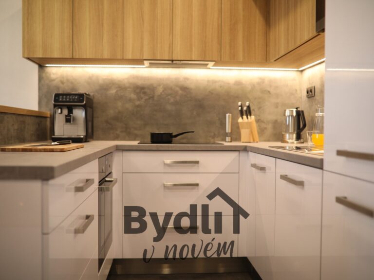 Luxusní atypický byt 1+KK s terasou, zahradou a možností garáže – klidné bydlení s maximálním komfortem