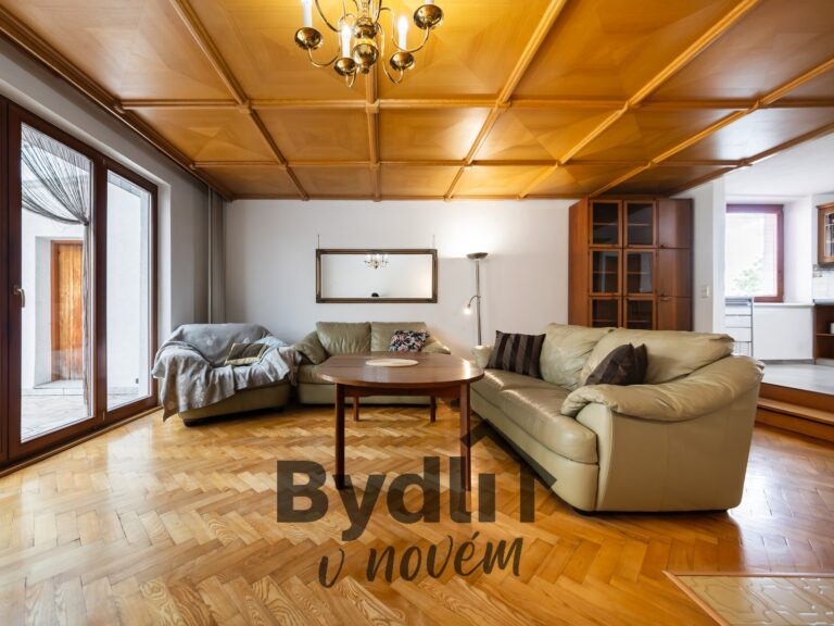 Prodej rodinného domu s bazénem a garáží, Brno – Slatina